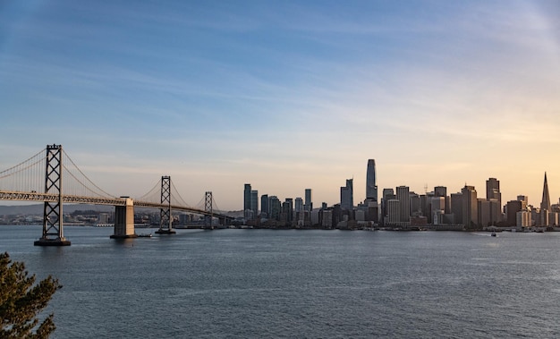 San Francisco y el puente de la bahía de Oakland