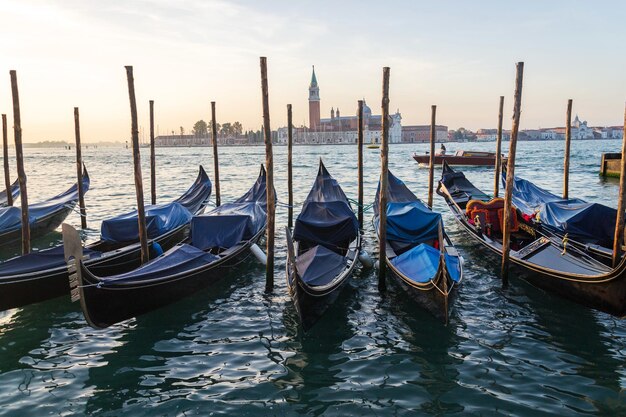 San Giorgio Maggiore Kirche von der Piazza San Marco Gondel Venedig Italien Morgendämmerung