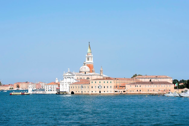 San Giorgio Maggiore und der zivile Wasserverkehr im Sommer Venedig