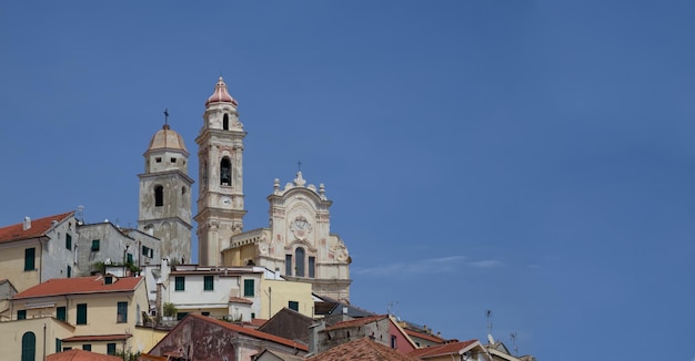 San Giovanni Battista auf einem Hügel um die Ziegeldächer der Häuser vor blauem Himmel