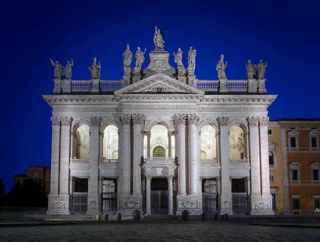 San Giovanni en Laterano contra el cielo azul