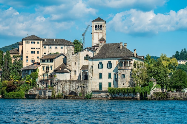 San Giulio Island es una isla dentro del lago Orta en Piamonte con un monasterio benedictino