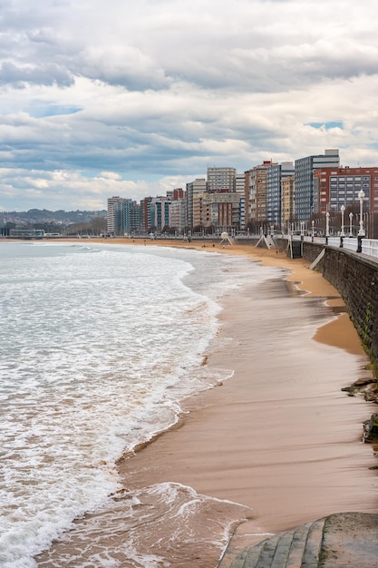 San Lorenzo Strand mit großer Fläche am Fuße der Gebäude in der Stadt Gijon Asturien