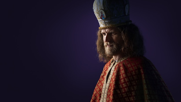 Foto san nicolás sinterklaas dutch santa joven rostro con barba en mitra roja con cruz vertical