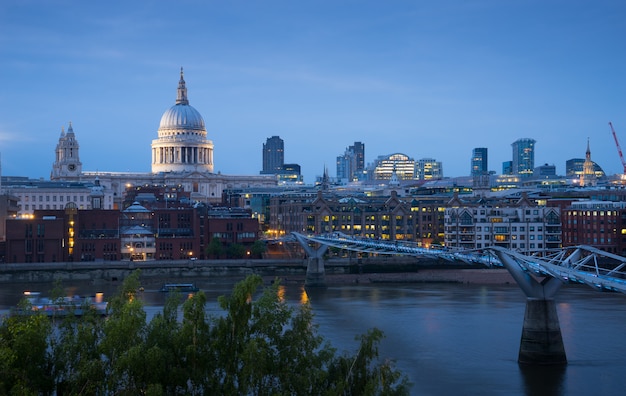 San Pablo y el puente del milenio en Londres