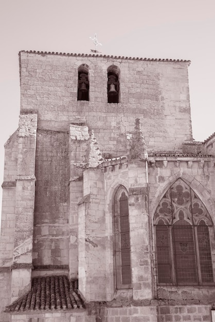 San Pedro Church Tower, Santo Domingo de Silos, Burgos, Espanha em tom sépia preto e branco