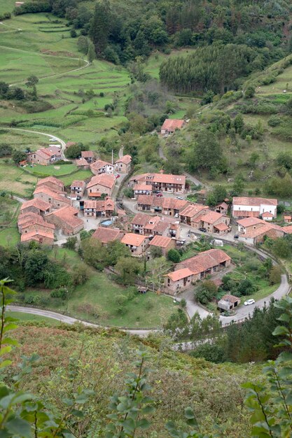 San Pedro Village perto de Carmona na Cantábria, Espanha