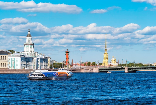 San Petersburgo. Kunstkamera, columna rostral, fortaleza de Pedro y Pablo, río Neva.