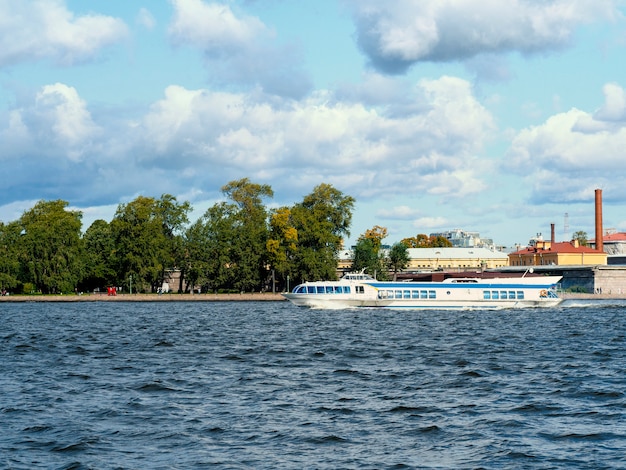 San Petersburgo Lancha motora en taxi navegando por el río Neva