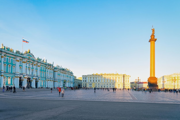 San Petersburgo, Rusia - 11 de octubre de 2015: Columna de Alejandro en el Palacio de Invierno, o Casa del Museo del Hermitage en la Plaza del Palacio en San Petersburgo, Rusia