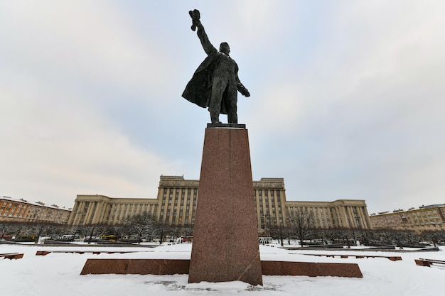 San Petersburgo Rusia 27 de diciembre de 2021 Monumento a Lenin en el fondo de la Casa de los Soviets en la Plaza de Moscú en un día de invierno nevado