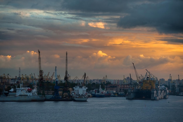 San Petersburgo, Rusia - 30 de septiembre de 2021: Vista del puerto de San Petersburgo desde un crucero.