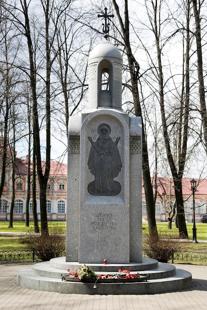 San Petersburgo, Rusia - 5 de mayo de 2017: Monumento conmemorativo en honor del aniversario 2000 de la Natividad en Alexander Nevsky Lavra