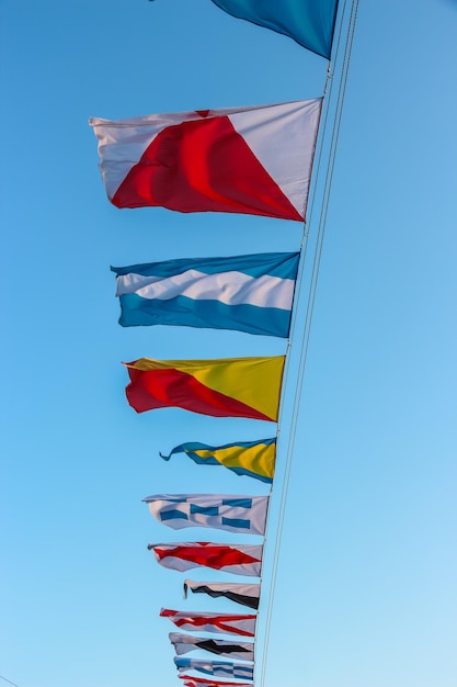 San Petersburgo Rusia Banderas de señales marítimas internacionales ondean en el viento bajo un cielo azul nublado