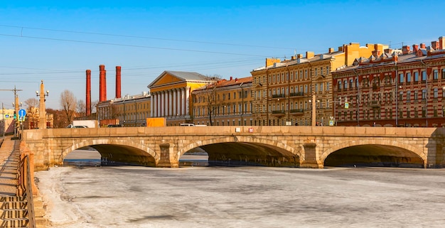 San Petersburgo Rusia Obukhovsky puente sobre el río Fontanka