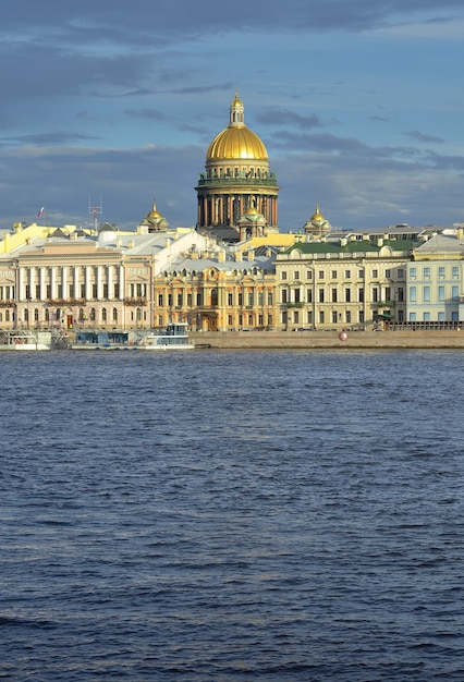 San Petersburgo Rusia09032020 terraplén inglés del río Neva Cúpula de San Isaacs