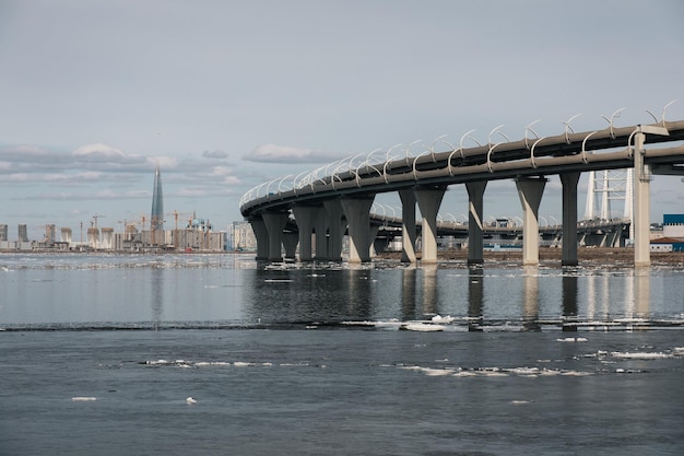 San Petersburgo RusiaAbril de 2022 Vista del rascacielos de diámetro de alta velocidad occidental Centro Lakhta y construcción de espacios residenciales de la fachada del mar en la isla Vasilievsky desde la isla Kanonersky