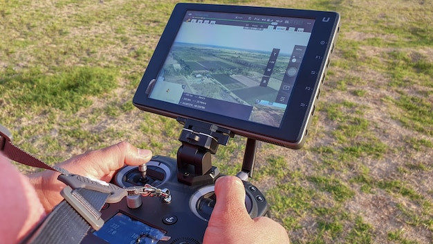 San Rafael, Argentina, 6 de novembro de 2020: controle remoto do drone em mãos. Homem operando um drone voador