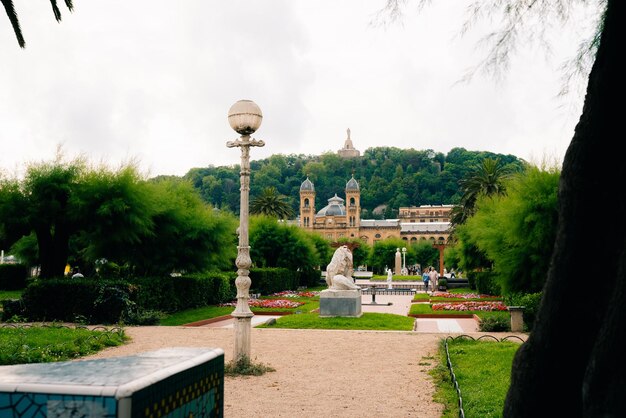 Foto san sebastián españa 13 de agosto de 2023 jardines alderdieder frente al edificio del ayuntamiento