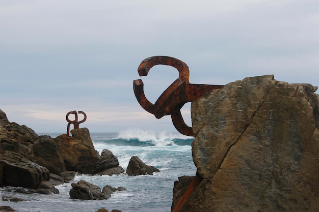 Foto san sebastián pais vasco invierno vista costa española el peine del viento haizearen orrazia escultura