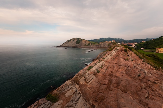 San Telmo Ermitage an der Spitze der Klippe des Itzurun Strandes in Zumaia, Baskenland.