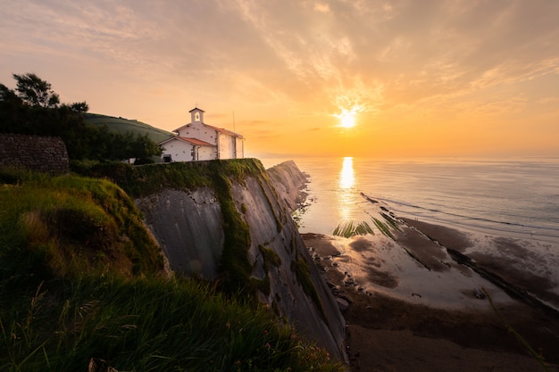 San Telmo Ermitage an der Spitze der Klippe des Itzurun Strandes in Zumaia, Baskenland.