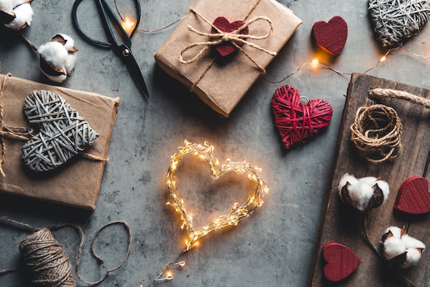 San Valentín, Caja regalo de papel kraft. envasado y confección de regalos para las fiestas. Romance, cita, amor