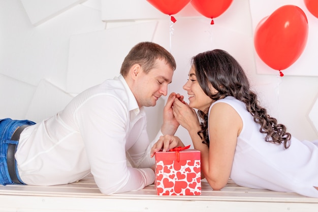 San Valentín, un chico le da un regalo a una chica hermosa