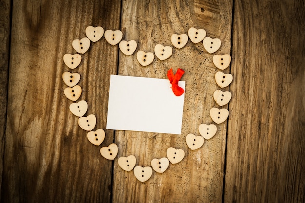 Foto san valentín, corazón en la mesa de madera