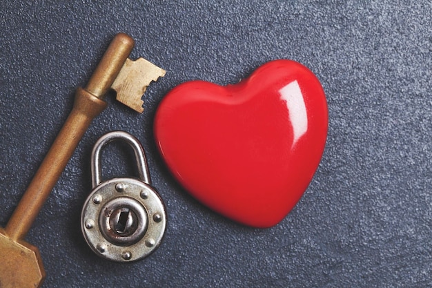 San Valentín desbloquea el concepto de amor Corazón rojo con candado y llave