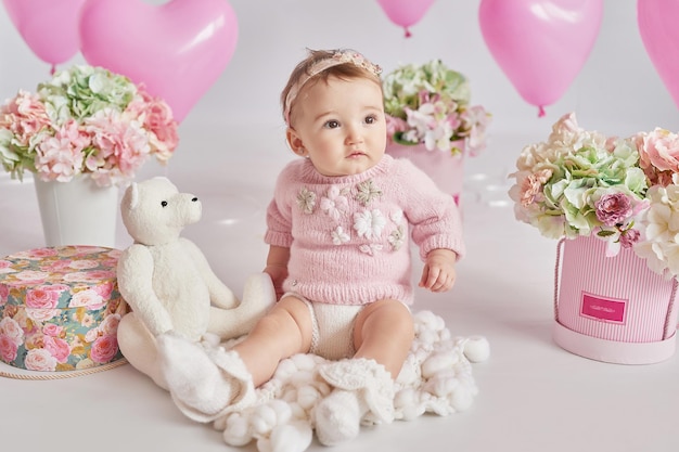 Foto san valentín niña san valentín bolas y flores celebración postal del día de la madre día internacional de la felicidad fiesta de cumpleaños