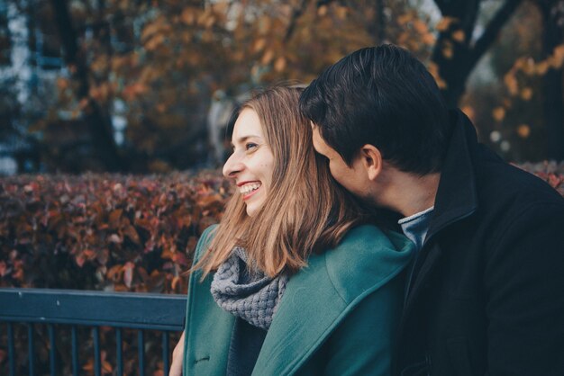 San Valentín: una pareja enamorada en un banco del parque