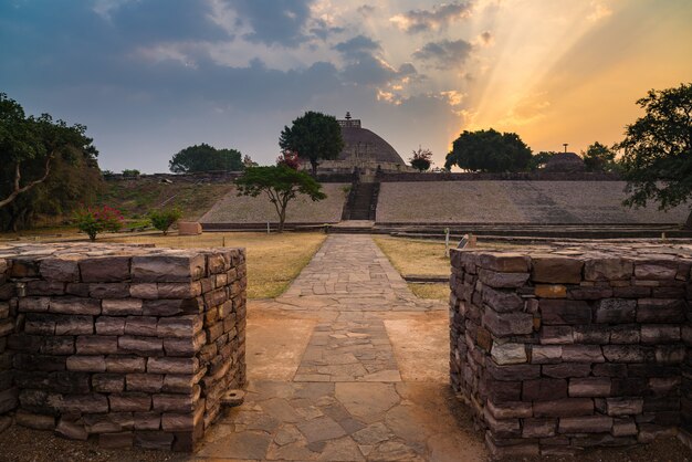 Sanchi Stupa, Madhya Pradesh, India. Antiguo edificio budista, religión misterio, piedra tallada. Cielo del amanecer.