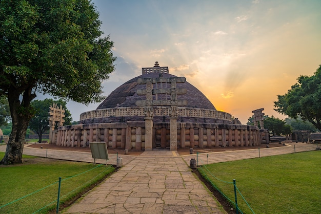 Sanchi stupa, madhya pradesh, indien. altes buddhistisches gebäude, religionsgeheimnis, geschnitzter stein. sonnenaufgang himmel.