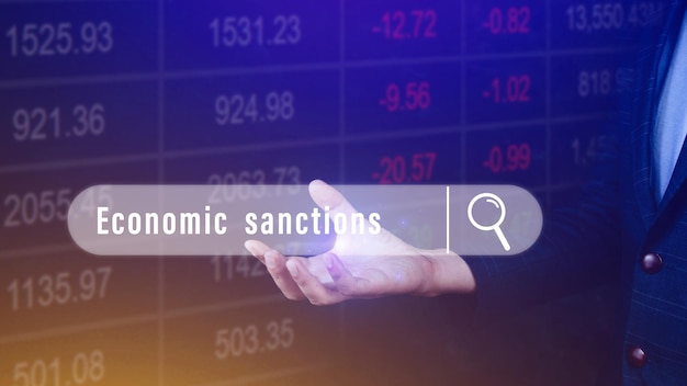 Sanciones económicas escritas en la barra de búsqueda con los datos financieros visibles en el fondo Informes Stock Market Ticker Words