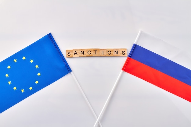 Sanções entre a ue e a rússia. fundo branco do tiro vertical.