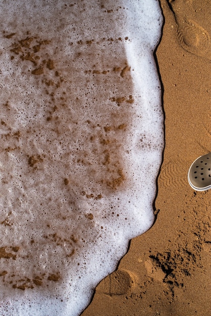 Sand am Strand mit Meereswelle