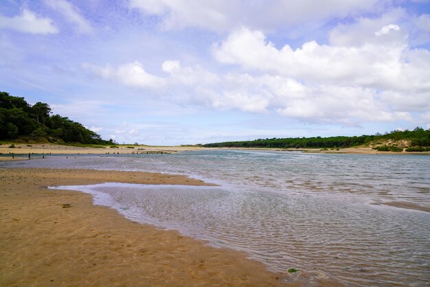 Sand atlantischer Naturstrand mit blauem Wasser auf Jard-sur-Mer Frankreich