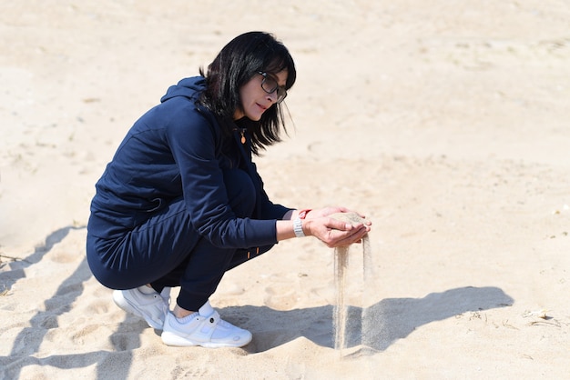 Sand fällt durch deine Finger Metapher