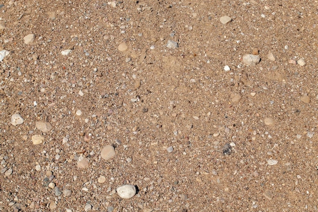 Sand mit Steinen auf der Baustelle während des Baus