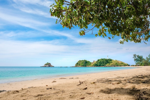 Sand, türkisfarbenes Meer und blauer Himmel mit Wolken