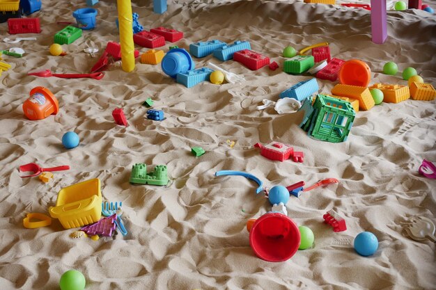 Foto sand und bunte spielzeuge auf einem spielplatz im innenbereich