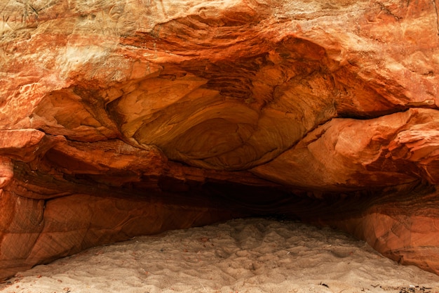 Sand- und Felsenklippen