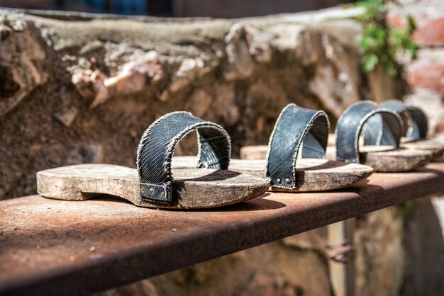 Sandalen mit Holzsohlen in einem Kloster in der Türkei