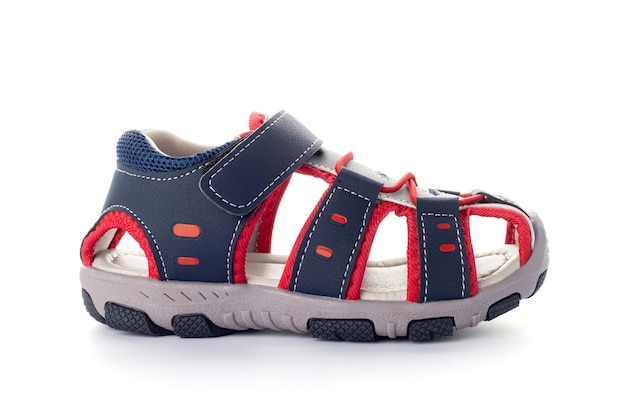 Una sandalia azul para niños aislada en un fondo blanco zapatos de cuero para niños