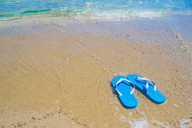 Sandalias azules por la orilla Rodada en Cerdeña Italia