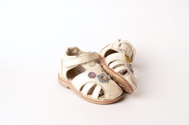 Sandalias de bebé vintage antiguo en blanco