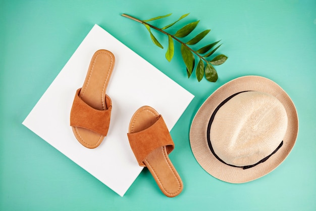 Foto sandalias de corte plano con mujer para la temporada de primavera verano