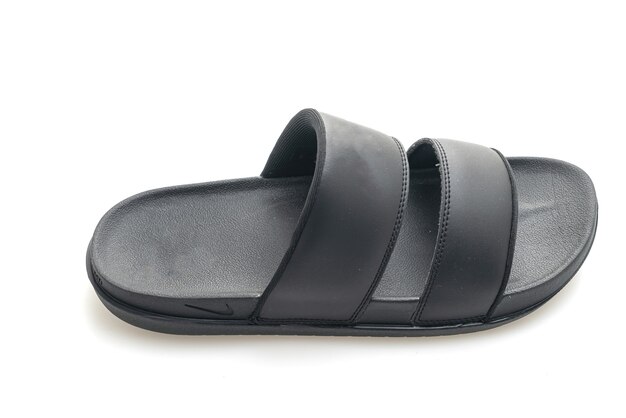 sandalias de cuero negro aislado