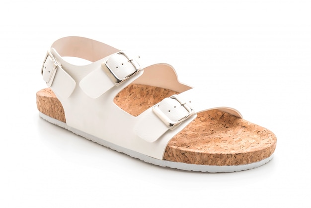 sandalias de cuero unisex sobre fondo blanco